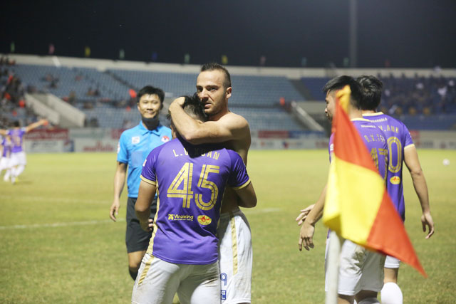 Niềm vui của cầu thủ Hà Nội sau khi giành vé vào tứ kết - Ảnh: Sông Hàn