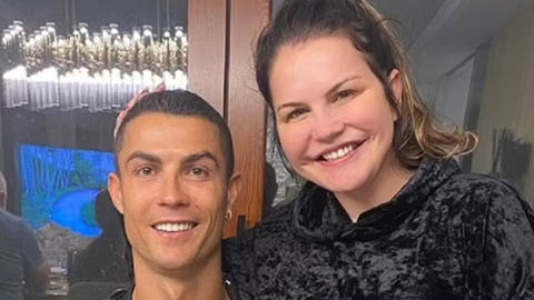 Chị gái Ronaldo tán dương em trai giữa lùm xùm vụ giật điện thoại từ tay fan Everton