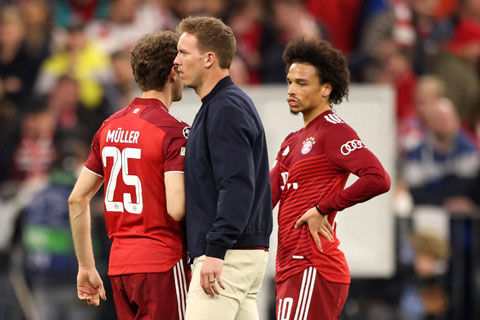 Cựu binh Thomas Mueller (bìa trái) và HLV trưởng Julian Nagelsmann có lỗi lớn trong việc Bayern bị loại ở tứ kết  Champions League 2021/22