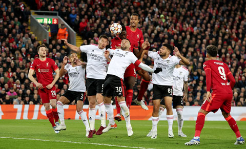 Những sai lầm của Liverpool (áo đỏ) trước Benfica ở tứ kết lượt về chỉ là nhất thời