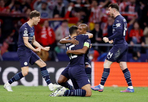 Các cầu thủ Man City ăn mừng tấm vé vào bán kết sau trận đấu trên sân của Atletico rạng sáng qua
