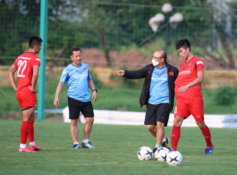 Mỗi lần lên tuyển, tiền đạo Mạnh Dũng (phải) đều được HLV Park Hang Seo bố trí đá ở vị trí… trung vệ Ảnh: PHAN TÙNG