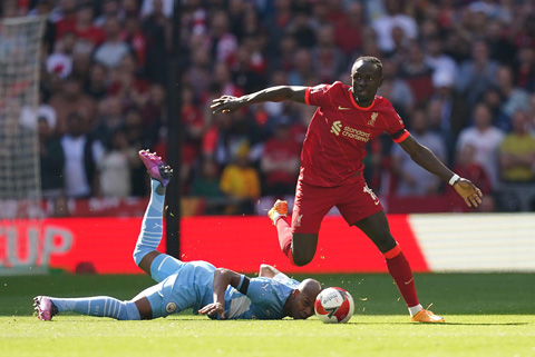 Sadio Mane hai lần xé lưới Man City, giúp Liverpool duy trì tham vọng giành cú “ăn bốn” ở mùa này