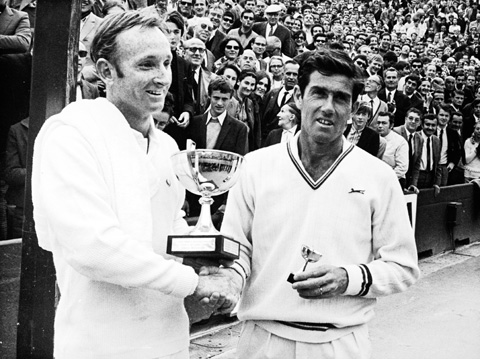 Hai tay vợt chuyên nghiệp Rosewall (phải) và Laver đã lọt vào trận “chung kết lịch sử” năm 1968 tại Bournemouth