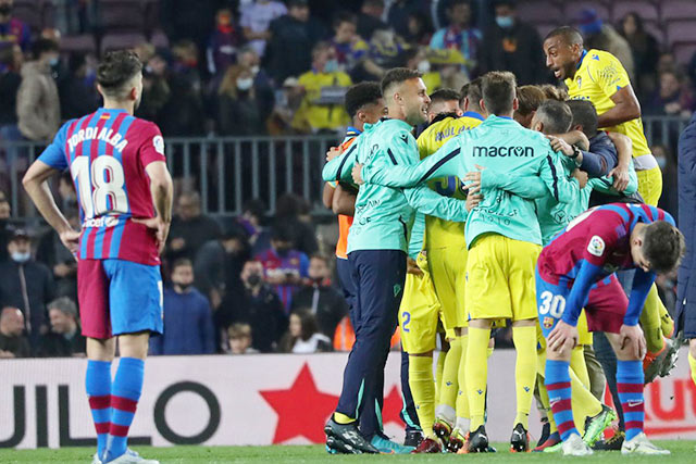 Trận thua Cadiz “lôi” các cầu thủ Barca trở về mặt đất sau thời gian thăng tiến dưới thời của HLV Xavi