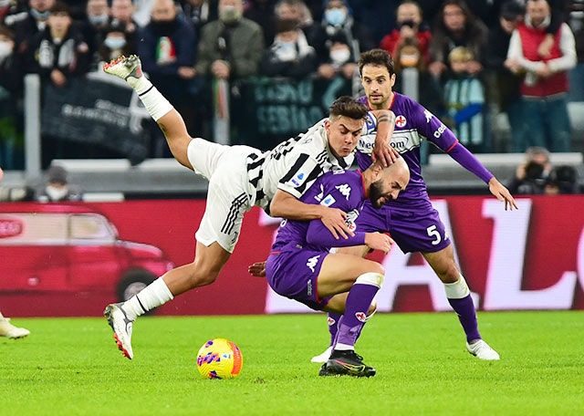 Juventus (áo sọc) sẽ chờ đợi Fiorentina mắc sai lầm rồi trừng phạt đối thủ