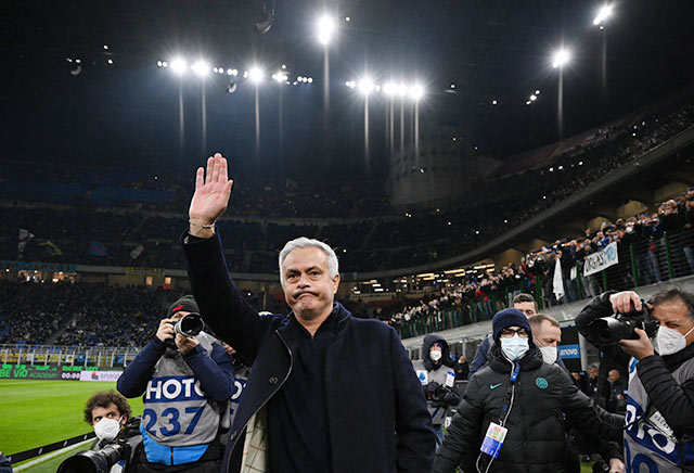 Jose Mourinho đầy cảm xúc khi lần đầu trở lại sân Giuseppe Meazza để đối đầu với Inter hôm 8/2/2022