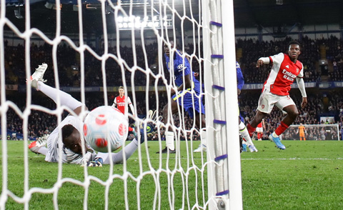 Nketiah đã ghi 2 bàn vào lưới Chelsea ở trận đầu bù vòng 25 rạng sáng qua