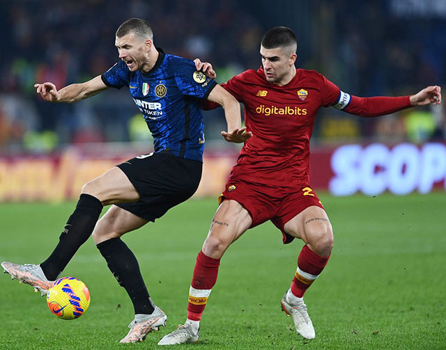 Roma (phải) quyết tâm có điểm trước đội bóng cũ của HLV Mourinho là Inter để có suất ở Top 4 cuối mùa