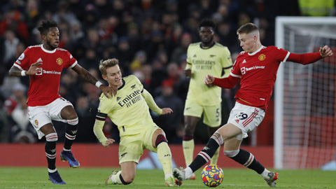 Một pha tranh bóng trong cuộc đối đầu của Arsenal gặp M.U