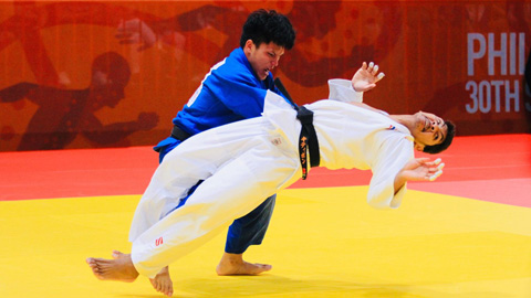 Võ sĩ Lê Anh Tài (áo sẫm) giành HCV Judo hạng cân 90kg tại SEA Games 30 trên đất Philippines