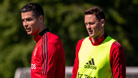 Ronaldo và Matic trên sân tập hôm qua sẵn sàng cho chuyến làm khách Arsenal
