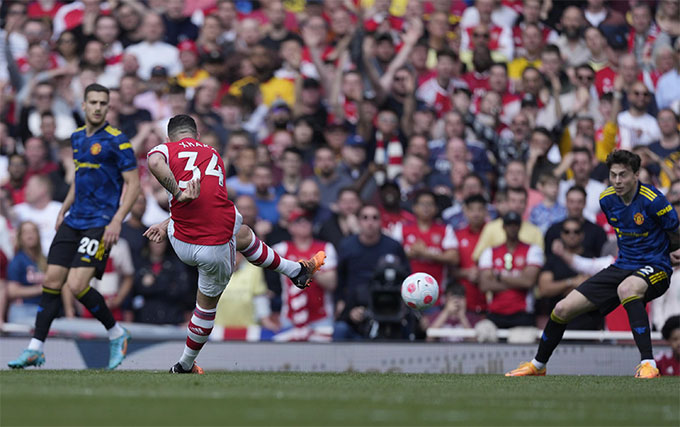 Xhaka sút xa mang về bàn thắng thứ 3 cho Arsenal