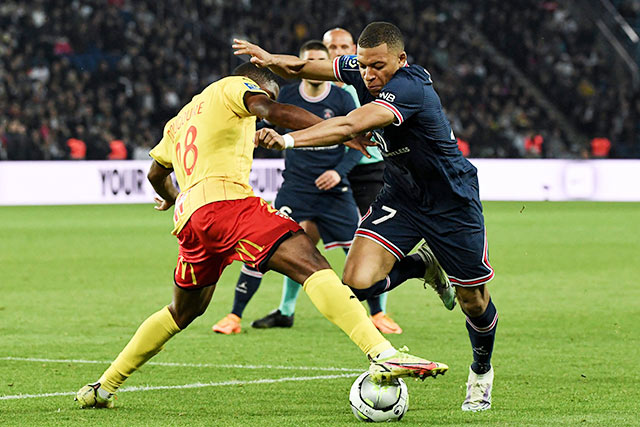 PSG đã chính thức vô địch Ligue 1 trong một mùa giải mà họ dựa dẫm quá nhiều vào  Mbappe (phải)