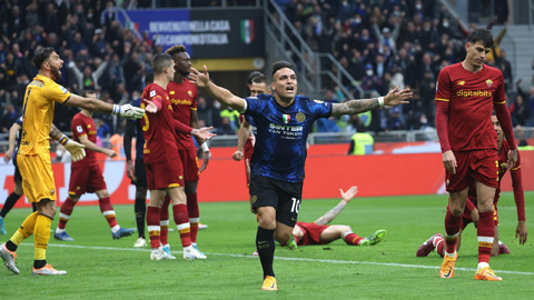 Lautaro Martinez ăn mừng bàn thắng vào lưới Roma ở đầu hiệp 2