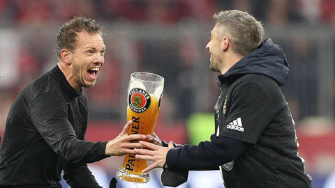 HLV Julian Nagelsmann (trái) ăn mừng chức vô địch cùng với Bayern