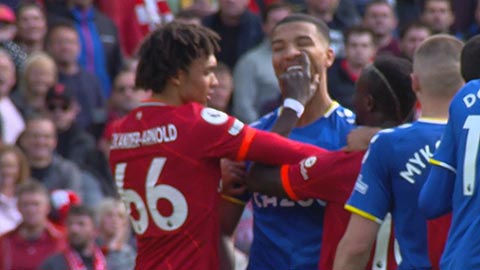 Liverpool vs Everton: Mane thoát thẻ đỏ dù cố tình chọc mắt đối thủ