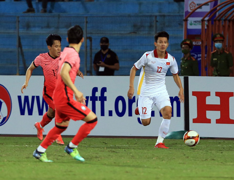 Tuấn Tài đi bóng trong trận gặp U20 Hàn Quốc
