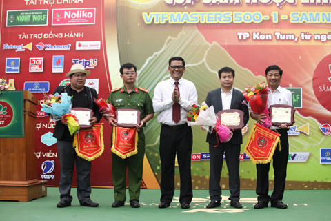 Tổng thư ký Liên đoàn quần vợt Việt Nam, Đoàn Thanh Tùng tặng hoa và kỷ niệm chương cho đơn vị đăng cai