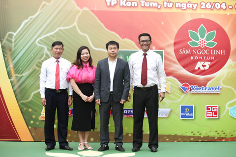 BTC chụp ảnh lưu niệm cùng ông Trần Hoàn - Chủ tịch HĐQT công ty Cổ phần Sâm Ngọc Linh Kon Tum