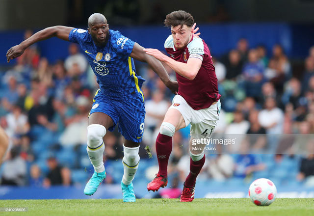 Lukaku (trái) có thể rời Chelsea trong Hè này còn Rice gia nhập sân Stamford Bridge
