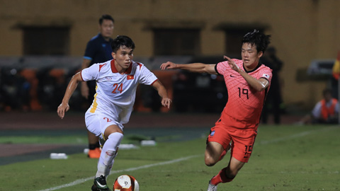 Văn Đô (trái) nỗ lực đi bóng trong trận gặp U20 Hàn Quốc 	Ảnh: Đức Cường