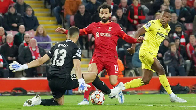 “Hiện tượng” Villarreal (áo sáng) chứng tỏ đẳng cấp và bản lĩnh thua xa chủ nhà Liverpool ở trận bán kết lượt đi