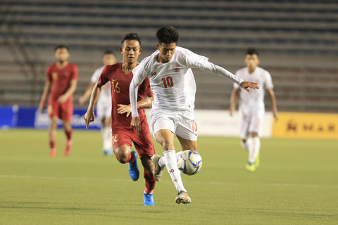 Tuy không gọi cầu thủ quá tuổi, nhưng Myanmar (áo trắng) vẫn là đối thủ mạnh và giầu khát vọng 	Ảnh: Phan Tùng