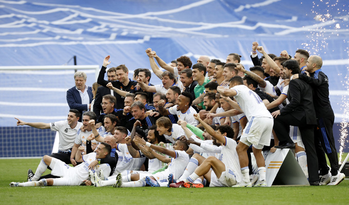 Dàn sao Real ăn mừng chức vô địch La Liga lần thứ 35