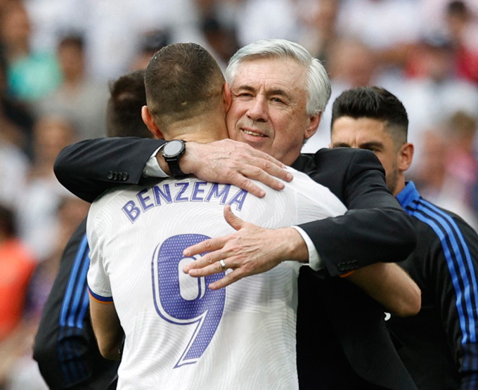 HLV Ancelotti và đội trưởng Benzema, những người quan trọng nhất trong chiến tích vô địch của Real