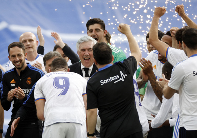 Khoảnh khắc Benzema và Ancelotti chuẩn bị nâng cao cúp vô địch