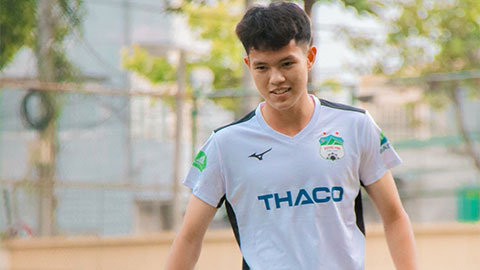 ‘Sao mai’ Lê Hữu Phước của HAGL run chân khi đá tại AFC Champions League