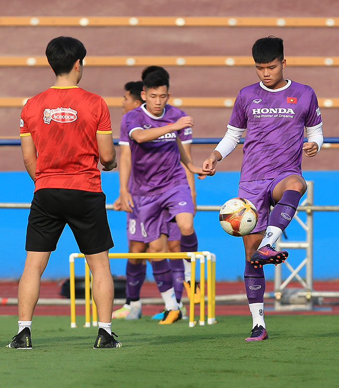 Trở lại với U23 Việt Nam, mọi cầu thủ đều chú tâm thực hiện tốt các yêu cầu của ban huấn luyện.  Hiện toàn bộ 25 cầu thủ U23 Việt Nam đều khỏe mạnh. Các cầu thủ đều có thái độ tích cực khi trận mở màn gặp Indonesia lúc 19 giờ ngày 6/5 đã đến gần 
