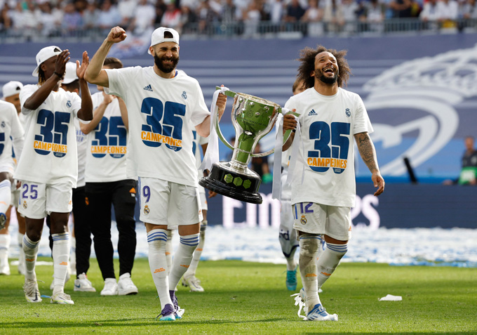 Đội trưởng Marcelo và đội phó Benzema cầm cúp vô địch với chiếc áo phông mang số 35, biểu trưng cho số lần đăng quang của Los Blancos