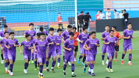 Buổi tập đầu tiên của U23 Việt Nam ở sân Việt Trì được người dân địa phương quan tâm