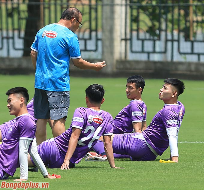 Ông Park thường xuyên trao đổi với Nguyễn Thanh Bình, trung vệ của U23 Việt Nam 