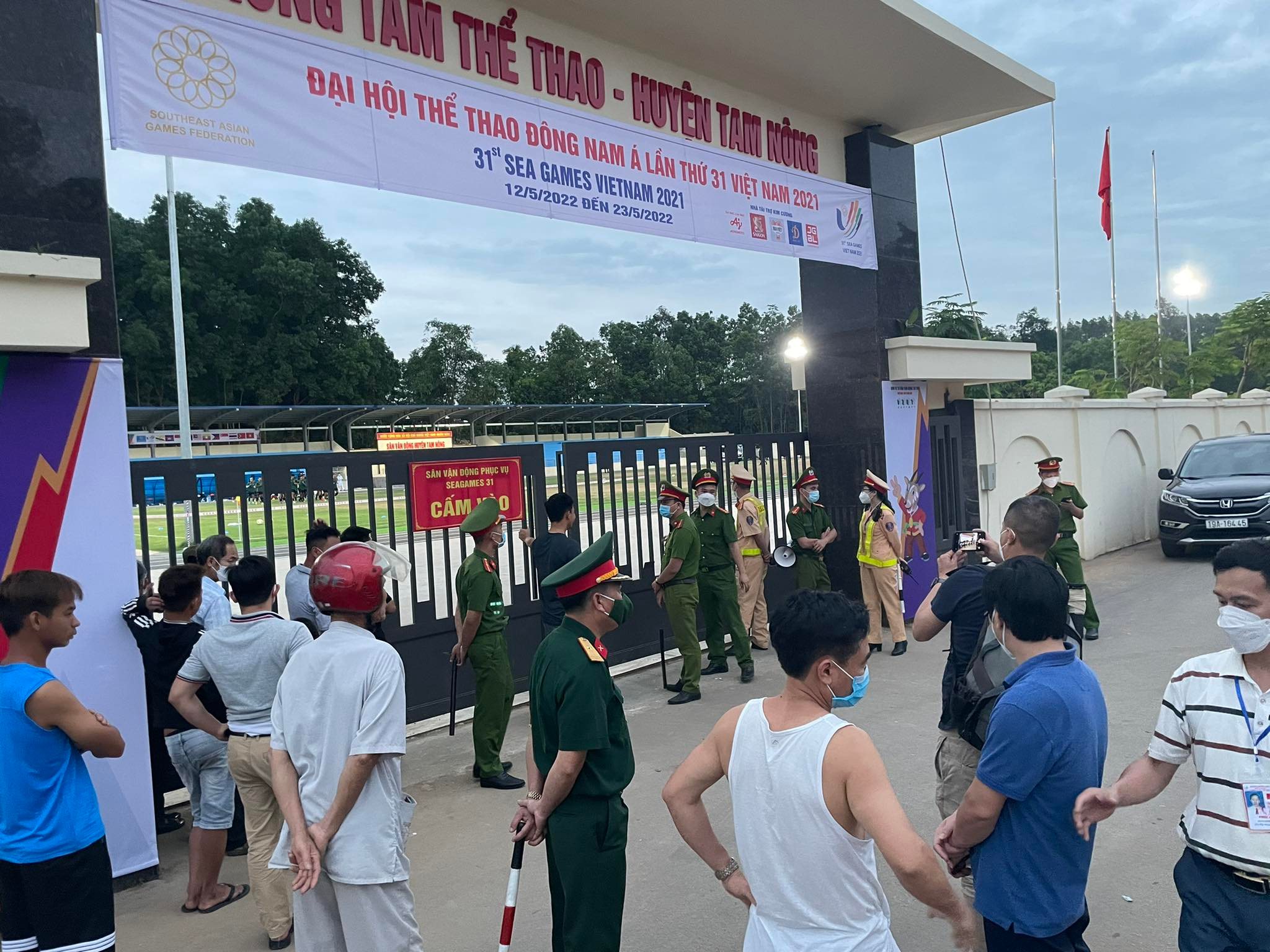 Buổi tập đầu tiên của U23 Myanmar ở sân Tam Nông, Phú Thọ được lực lượng an ninh bảo vệ nghiêm ngặt - Ảnh: Đức Cường 