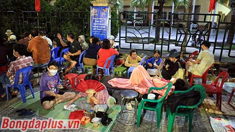 CĐV trải chiếu, mang đồ ăn xếp hàng mua vé xem U23 Việt Nam đá SEA Games 31