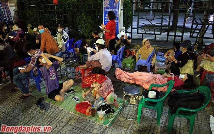 Một cảnh tượng vô cùng đặc biệt đã diễn ra bên ngoài sân Việt Trì. Hàng trăm CĐV bao gồm già, trẻ, phụ nữ và cả trẻ em đã mang chăn chiếu, giường, ghế ra ngủ qua đêm để đợi đến lượt mua vé