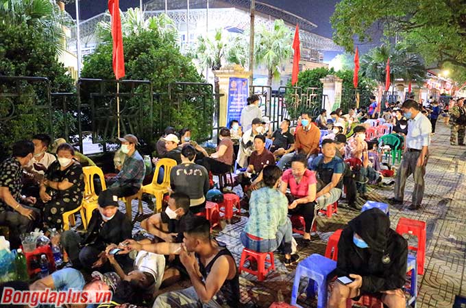 Dù có rât đông CĐV đến xếp hàng nhưng bầu không khí bên ngoài sân Việt Trì diễn ra khá trật tự, không có cảnh chen lấn xô đẩy như thường thấy trong mỗi buổi bán vé xem bóng đá 