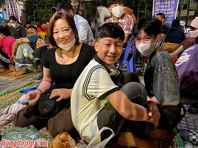 CĐV nữ trung tuổi cùng cậu con trai đến từ sớm mang theo bánh mỳ, nước uống sẵn sàng cho "cuộc chiến" sở hữu tấm vé xem các tần tượng U23 Việt Nam thi đấu 