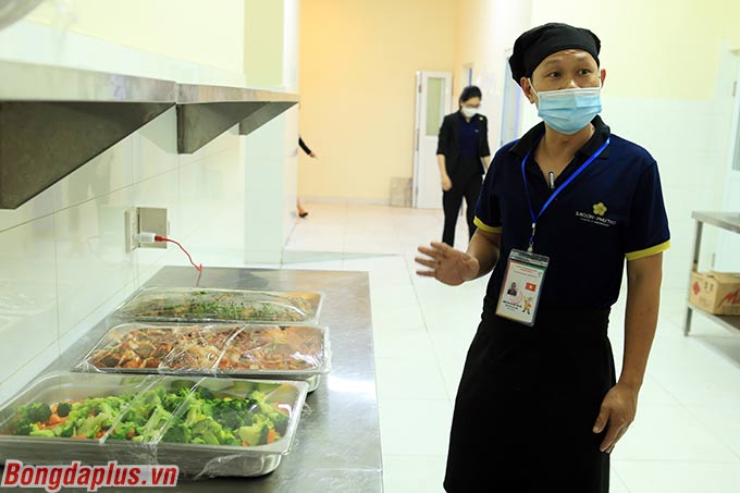 Bếp trưởng Nguyễn Quý Hợi khẳng định các món ăn phù hợp với khẩu vị của người Hàn Quốc và Việt Nam 