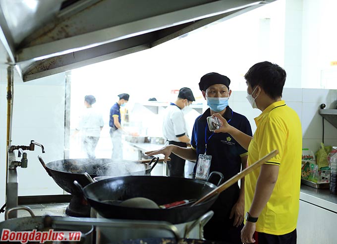 Quá trình chuẩn bị các bữa ăn của U23 Việt Nam được thực hiện một cách tỉ mỉ, sạch sẽ, chu đáo 
