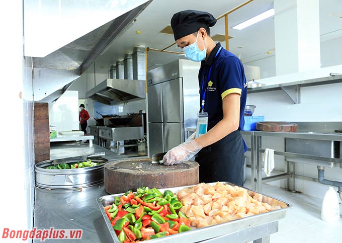 Cận cảnh công đoạn chuẩn bị 1 món BBQ trong bữa tối của U23 Việt Nam 