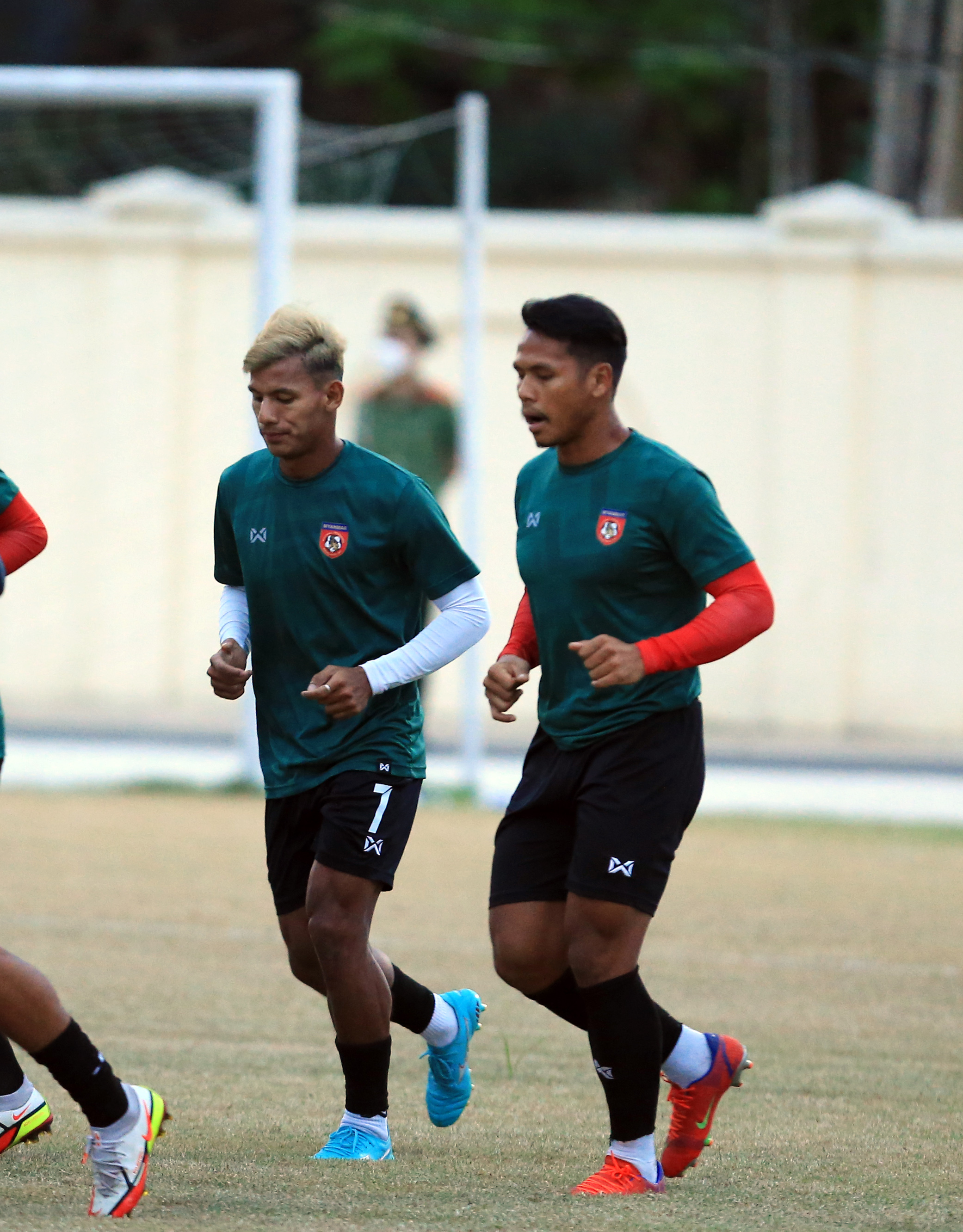 Các cầu thủ U23 Myanmar là đội bóng đầu tiên ở bảng A tập luyện trên sân Tam Nông chiều ngày 1/5 - Ảnh: Đức Cường 