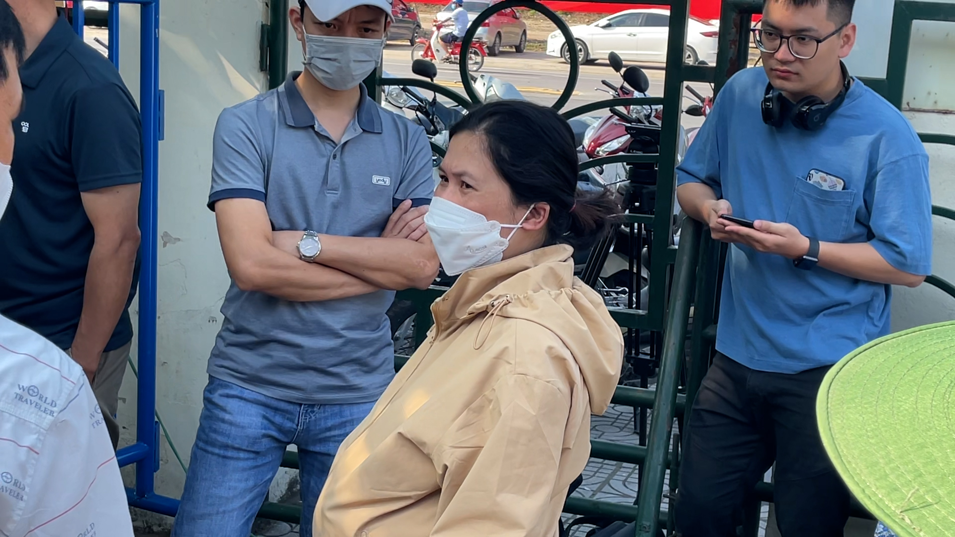 CĐV nữ chửa vượt mặt chen vào đám đông mua vé xem U23 Việt Nam đá SEA Games 31 - Ảnh: Tú Phạm 