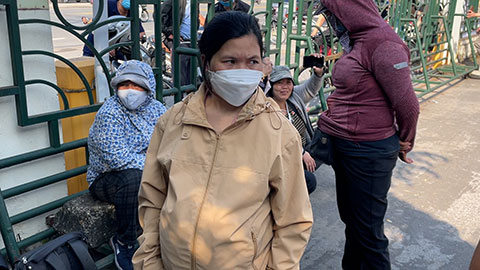 Bà bầu chửa vượt mặt chen vào đám đông mua vé U23 Việt Nam 