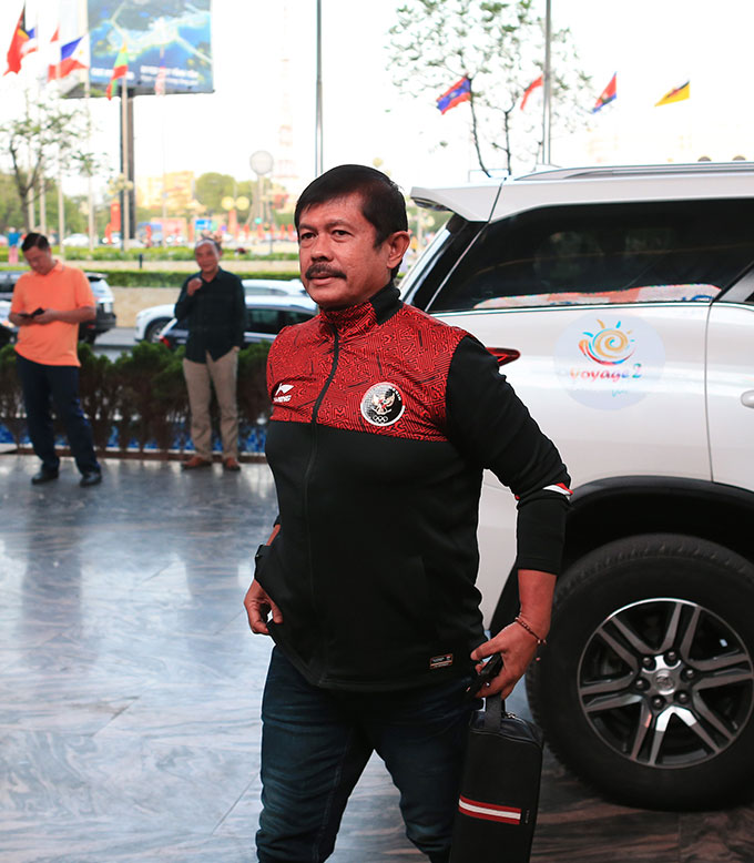 Sau khi có mặt tại sân bay Nội Bài vào lúc 15h30 và hoàn tất những thủ tục nhập cảnh, U23 Indonesia đã di chuyển thẳng xuống khách sạn Mường Thanh Phú Thọ. Người bước xuống xe đầu tiên của U23 Indonesia là cựu HLV trưởng của đội bóng này ở SEA Games 2019 - Indra Safaji 