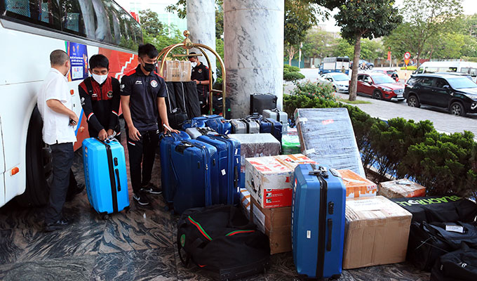 U23 Indonesia mang theo rất nhiều hành lý sang Việt Nam đợt này 