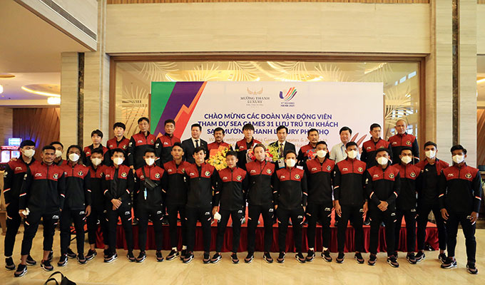 BTC địa phương và Giám đốc khách sạn Mường Thanh Phú Thọ tặng hoa, quà lưu niệm để chúc mừng U23 Indonesia 